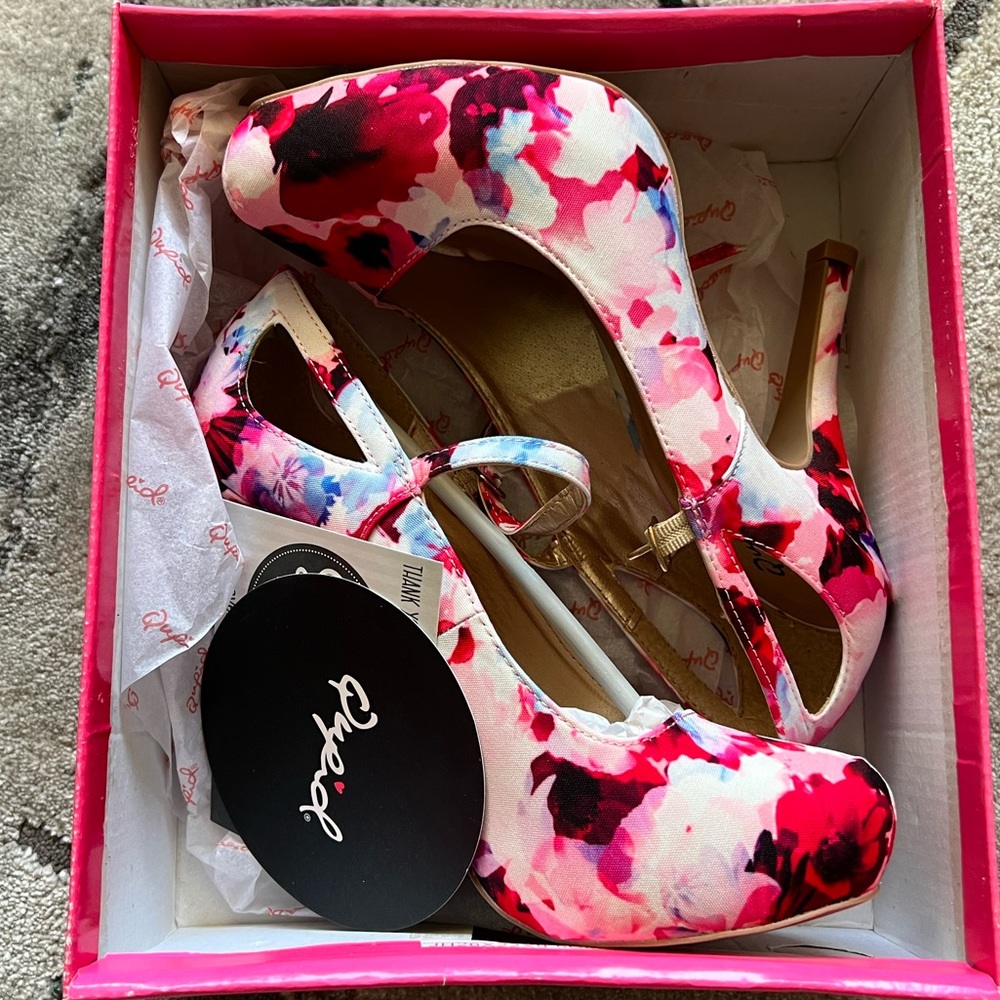 NIB FLORAL HEELS